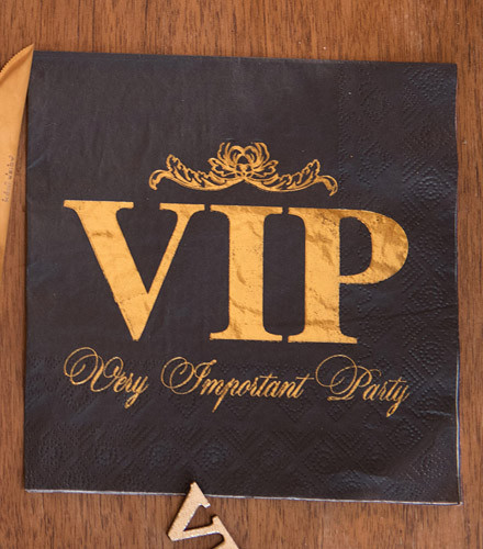 20 serviettes jetables papier VIP noir et or