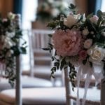 Chaises de mariage décorées élégamment.