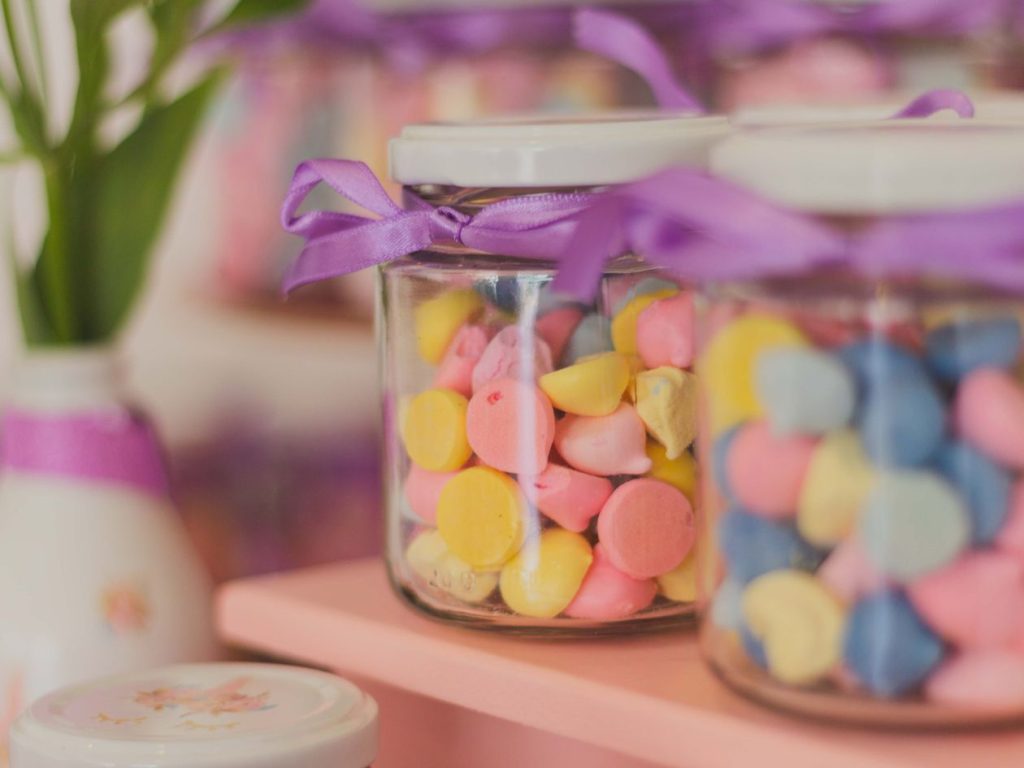 Bocaux de bonbons colorés noués de rubans violets