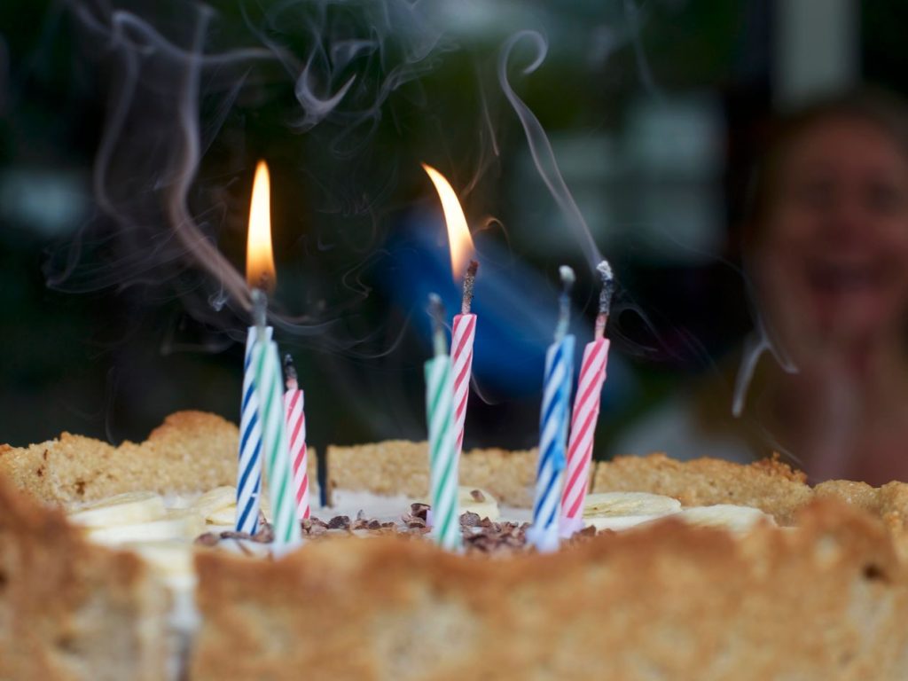 Gâteau d'anniversaire aux bougies allumées