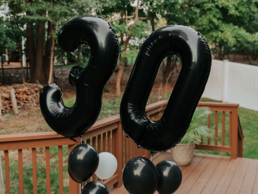 Ballons noirs en forme de chiffre 30