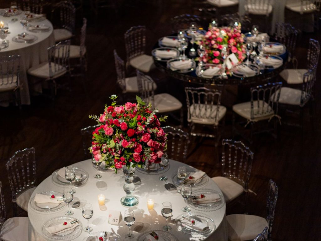 Tables de réception de mariage décorées de fleurs