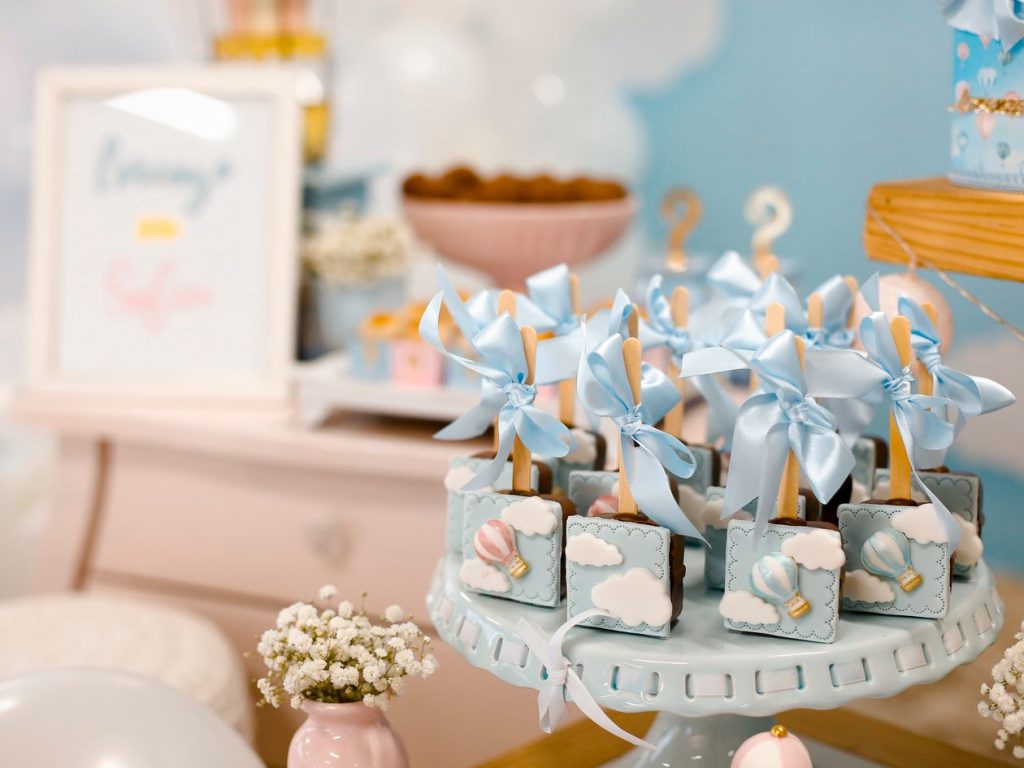 Table de desserts de baby shower aux décorations pastel