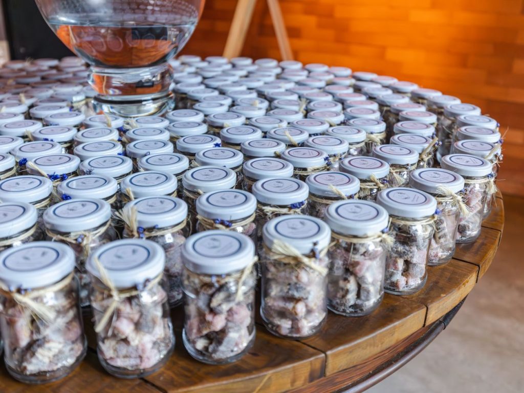 Bocaux en verre pour cadeaux d'invités alignés sur une table