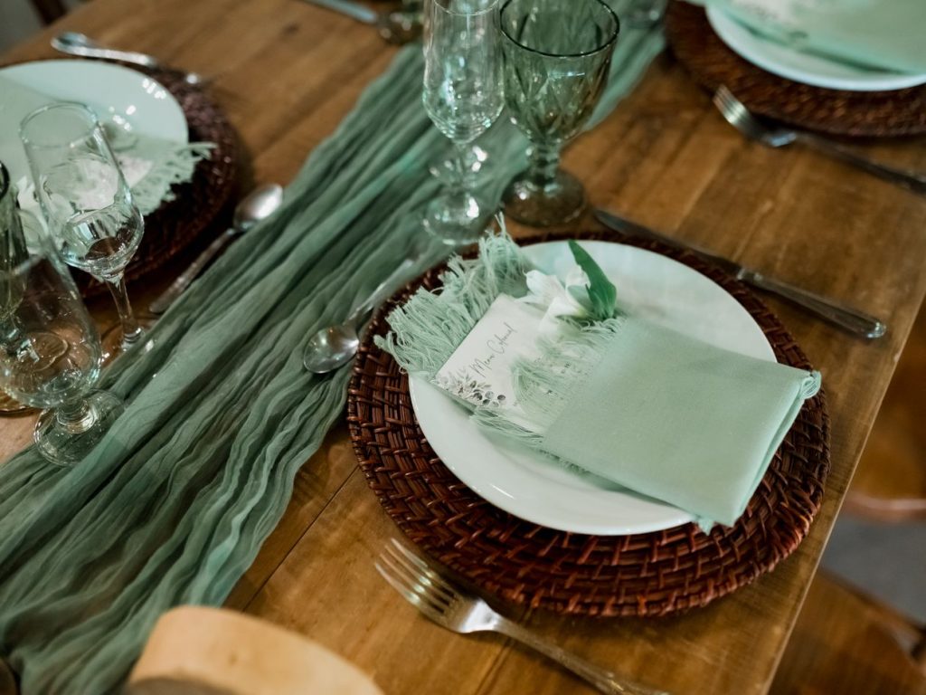 Table de mariage dressée avec une décoration verte