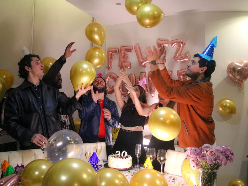 Amis fêtant un anniversaire au milieu des ballons
