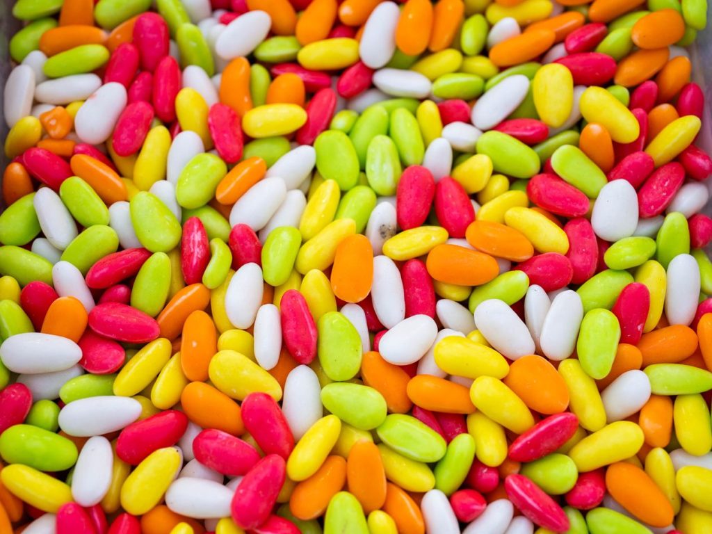 Assortiment de dragées aux amandes colorées