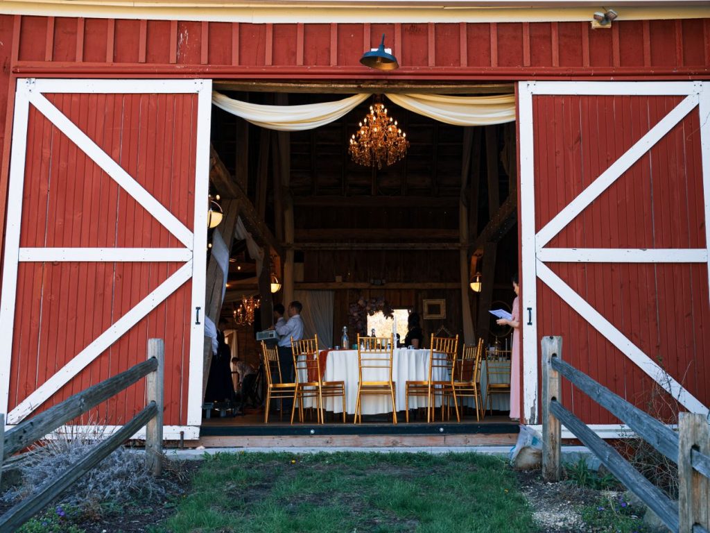 Grange aménagée pour une réception de mariage
