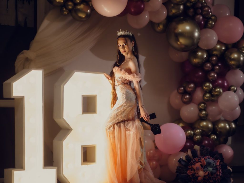 Jeune femme à sa fête de 18 ans, décor glamour