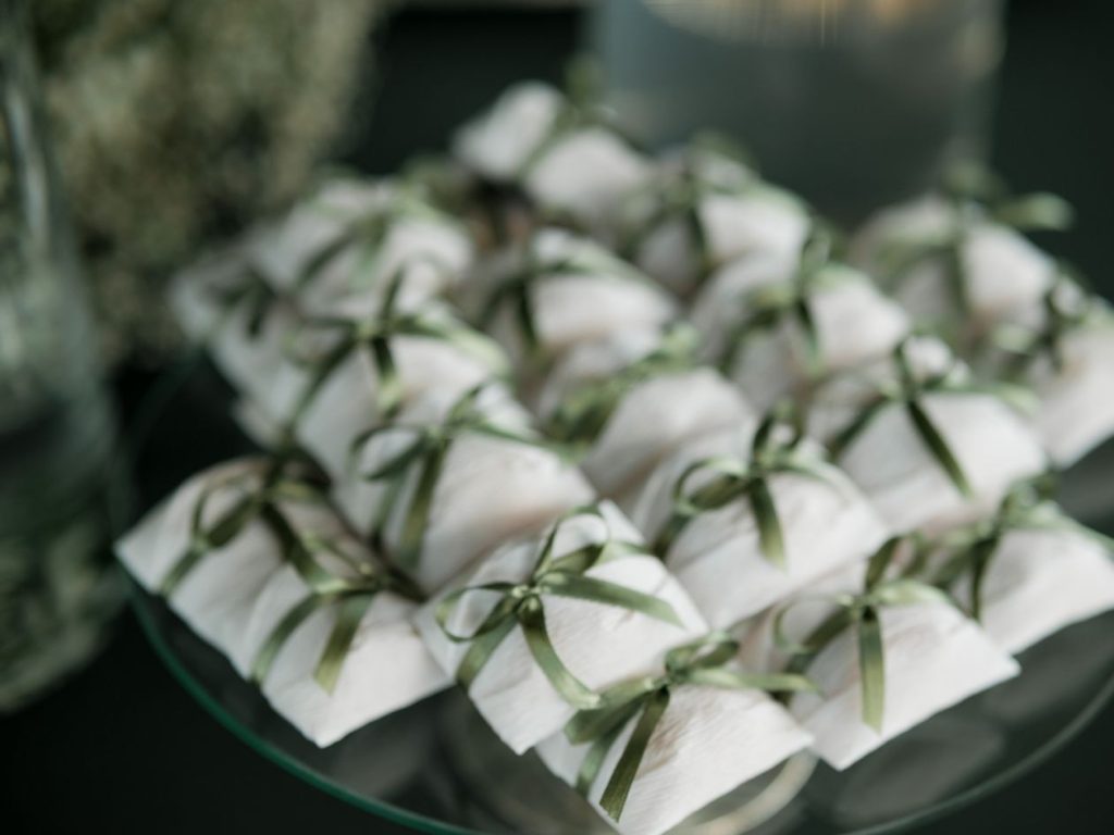 Boîtes cadeaux blanches nouées de rubans verts