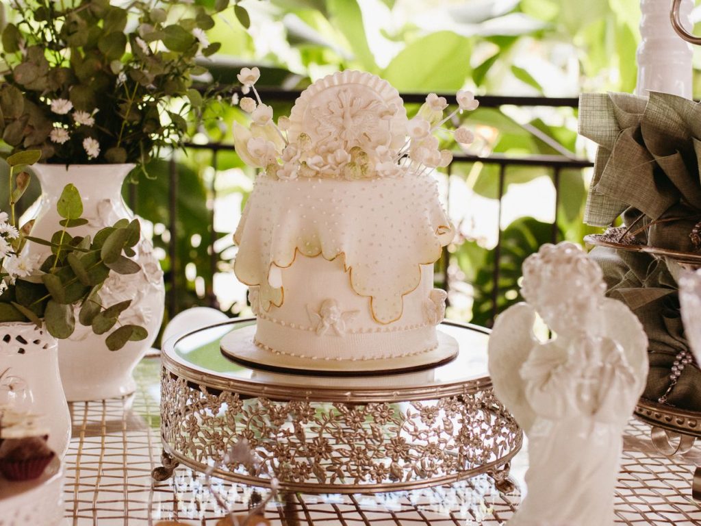 Gâteau blanc décoré de fleurs pour une fête