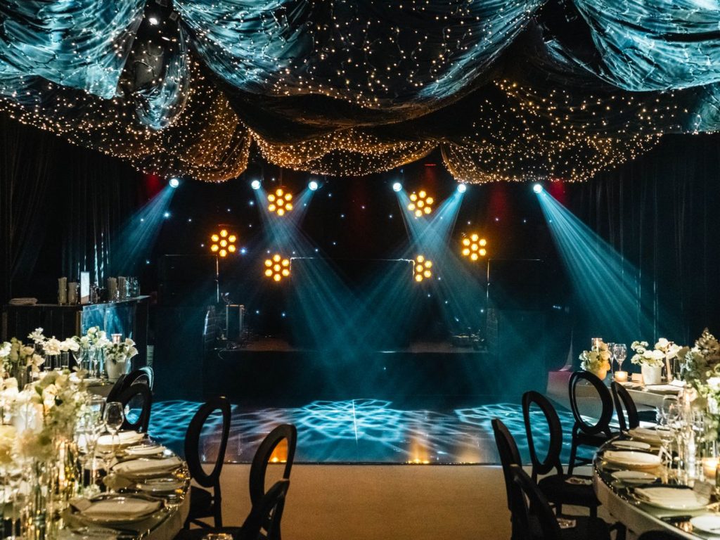 Salle de réception illuminée avec tables dressées