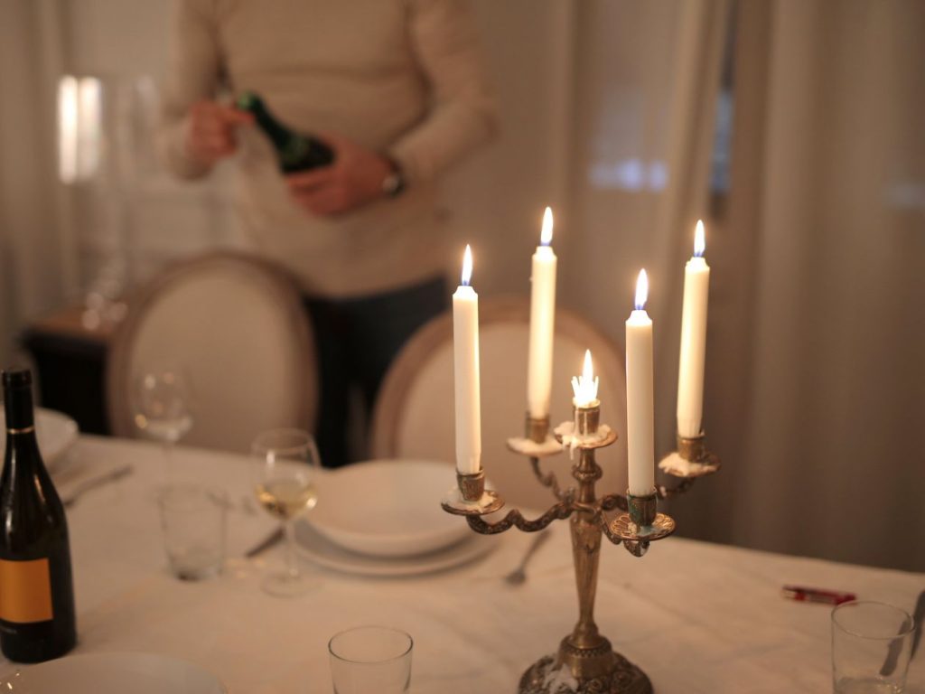 Table de dîner élégante aux chandelles