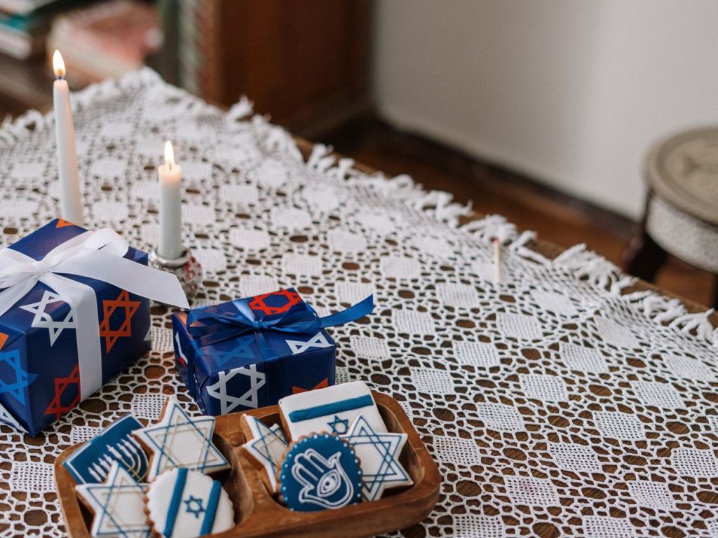 Table de fête juive avec cadeaux et bougies