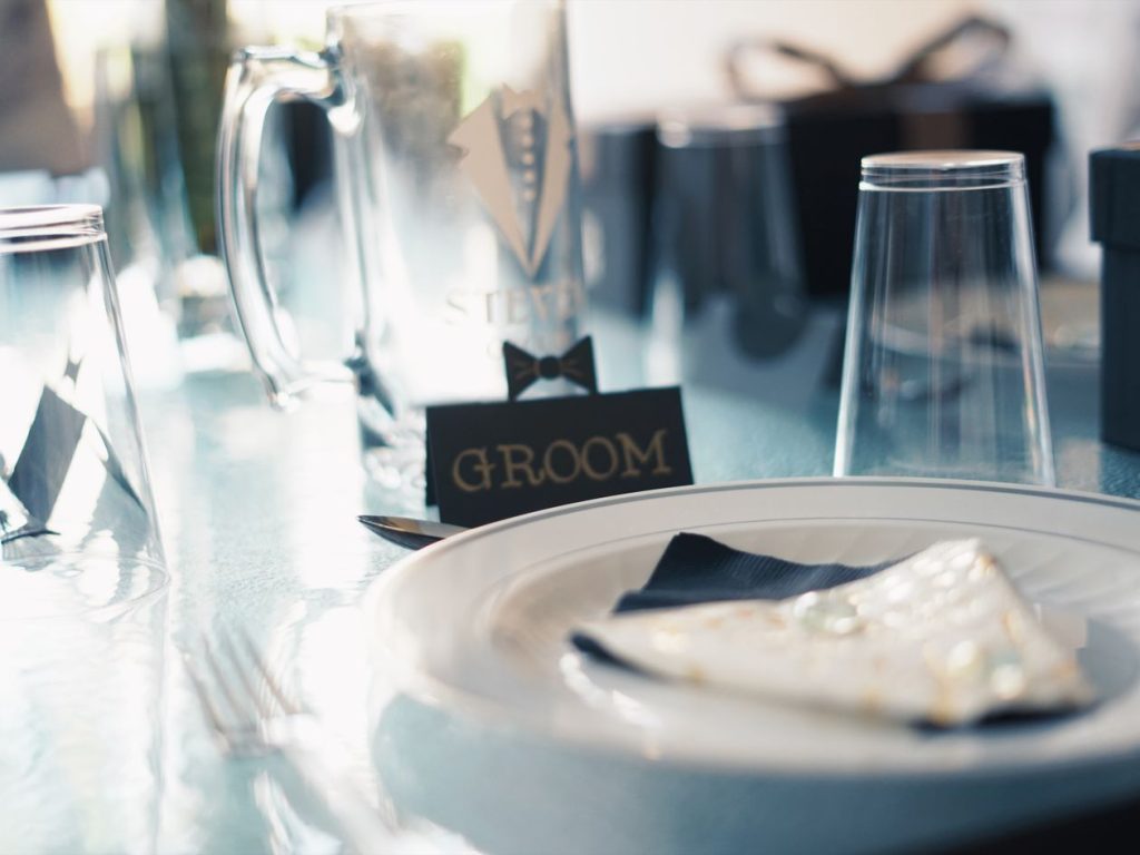 Table de mariage dressée avec un marque-place élégant
