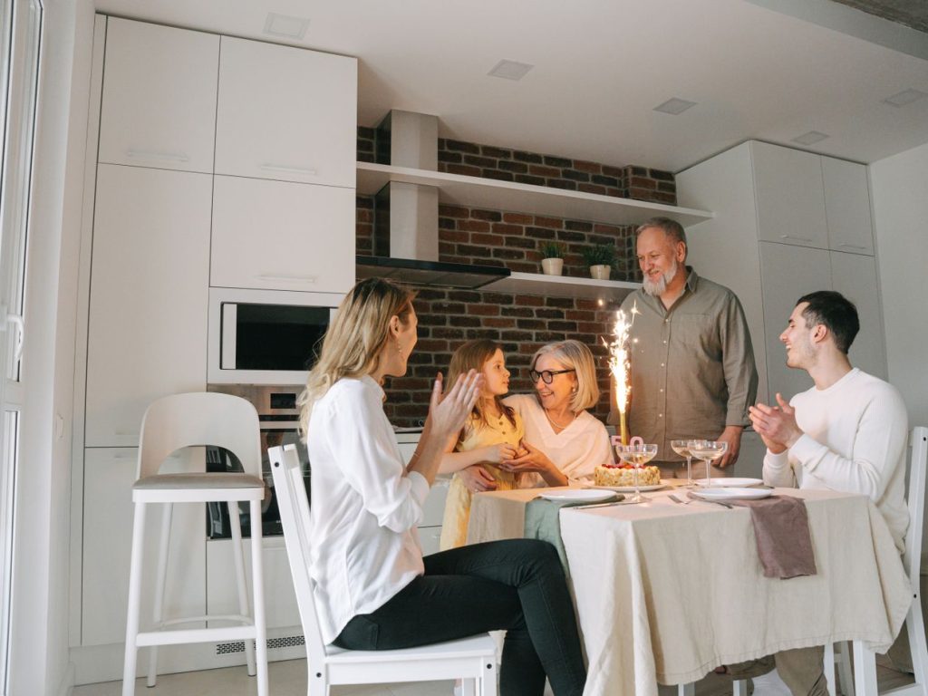 Famille réunie autour d'un gâteau d'anniversaire