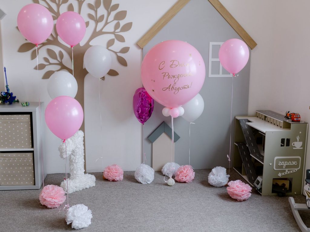 Décoration d'anniversaire d'enfant avec ballons roses