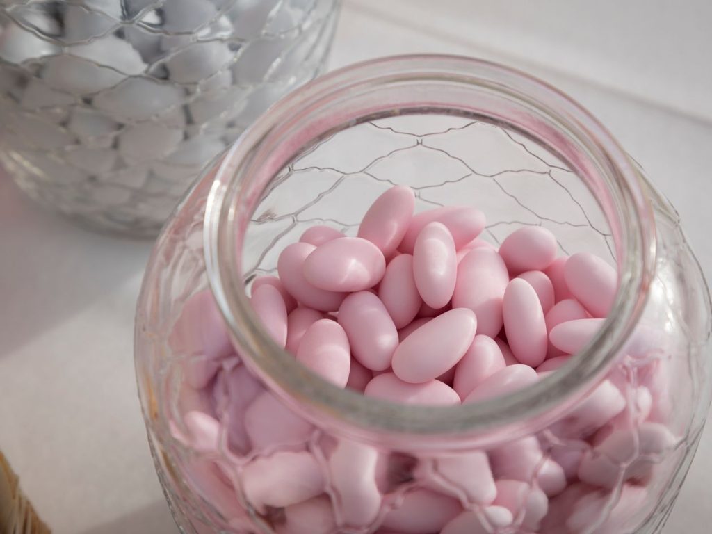 Bocal en verre rempli de dragées roses